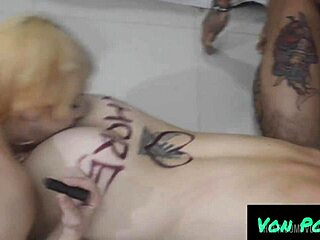 Macocha i pasierbica dzielą się lizaniem i nożycami