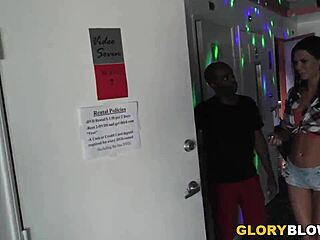 Jasmine Jae pulpeuse prend BBC anal au gloryhole