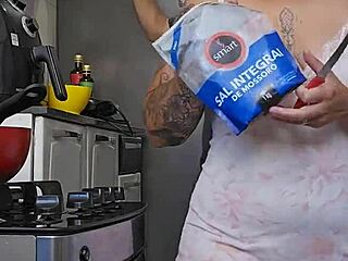 grávida se exibindo