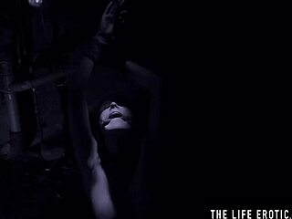 sweaty workout girl fucks a vibrating dumbbell 😏