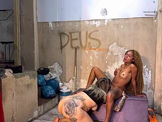 na pracinha no meio da favela se pegamos gostoso at� gozar enquanto um homem estranho batia punheta escondido no beco da favela