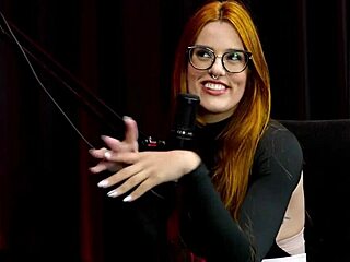 já fica com mulheres a bastante tempo é a única que fala que é liberal e os curiosos do site pornô - bella ruiva watch on sheer red