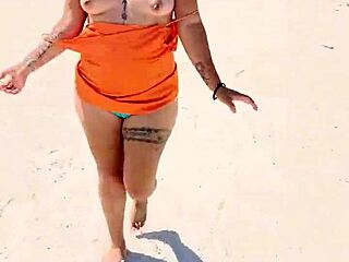 Mexicana puta exhibe sus tetas y culo y es manoseada en playa pública en mexico