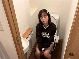 Boyfriend craves post-pee pussy licking