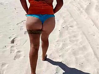 Mexicana puta exhibe sus tetas y culo y es manoseada en playa pública en mexico