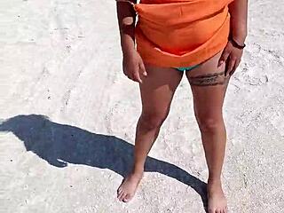 Mexicana puta exhibe sus tetas y culo y es manoseada en playa pública en mexico