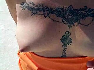 Mexicana puta exhibe sus tetas y culo y es manoseada en playa pública en mexico