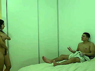 Nascondi asciugamano sorellastra scusa per scopare con passione