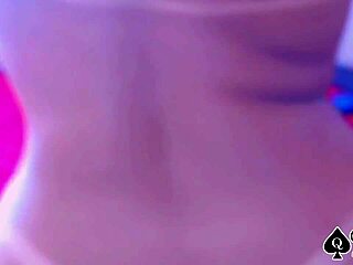 Голяма гуза се разтваря широко за теб да видиш и свършиш силно