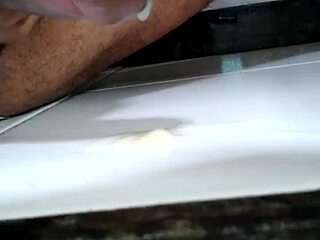 gozando na escada sozinho com um grande gozo