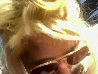 זונה רחוב עם משקפי שמש נותנת מציצה מטורפת וסופגת פצצת זרע ענקית 😍