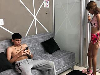 Sorellastra sexy chiede soldi per scopata coi genitori via