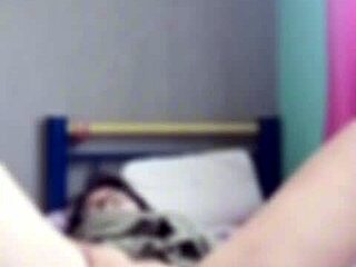 mi cuñada y yo nos masturbamos en videollamada secreta casi nos pillan