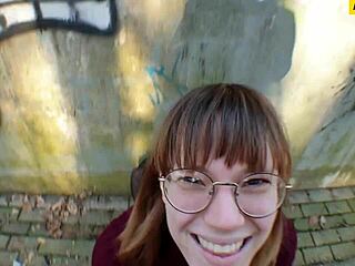 Süße junge brünette deutsche Studentin skinny 18+ outdoor public POV abgespritzt