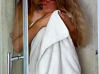 ich masturbiere mit meiner behaarten milf in der dusche sie zeigt ihre nasse beaver 😏💦