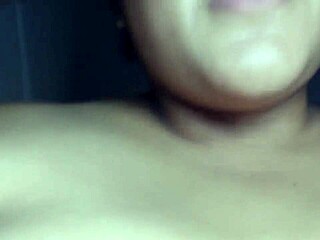 mama gordita asiatica metiendo dildo en su coño peludo gime rico