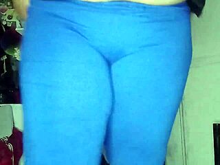 mama gordita asiatica metiendo dildo en su coño peludo gime rico