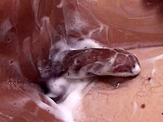 אני מנקה את הציצים הגדולים המלוכלכים של הטרנסית האסייתית פלוי במקלחת סקסית ואז דופק אותה עמוק