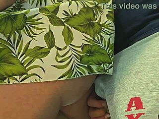 Främling tar på tight tjeckisk röv på bussen fyller trosor med sperma