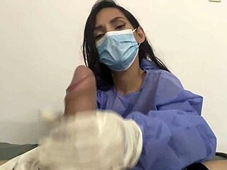 😍 La bite de mon patient était si dure que j'ai craqué pour une pipe baveuse !