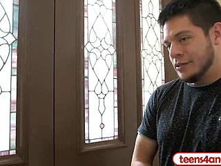 Winzige Jungfrauen-Teen nimmt Arschfick um enge Fotze rein zu halten