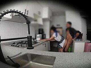 Κρυφή κάμερα πιάνει νυμφιόμαν γειτόνισσα doggystyle upskirt