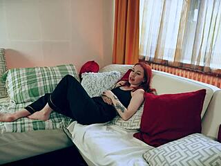 Ciasna cipka zirytowanej rudej ostro zniszczona na kanapie