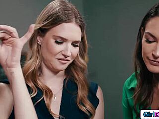 Lesben-Lehrerinnen Strapon Anal-DP im Klassenzimmer