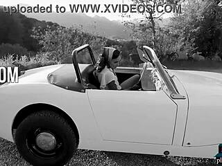 La petite métisse asiatique 18+ Alexandra se déshabille en lingerie solo