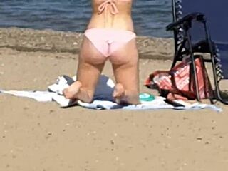 Hey, check that pink princess ass on the beach...