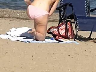 Hey, check that pink princess ass on the beach...