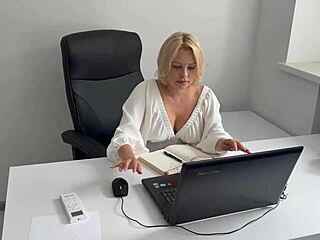 omg my pussy's so wet at work i gotta finger myself now 😩