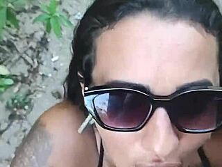 gostosa esposa chupa marido na praia pública e leva gozada na cara