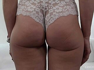 Junger Typ hebt blonde geile Oma auf und rammt ihren Arsch hart mit Cumshot