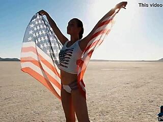 Willa Prescott saca sus tetas naturales grandes en striptease al aire libre ardiente