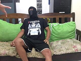 ensinando um novato ninfeto a gravar com pauzuda tatuada gostosa