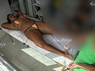 Micro bikini massage glisse profond dans ses courbes ?