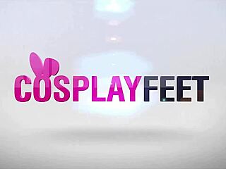 Waouh les bas Minnie Mouse serrent ces jolis pieds sexy !