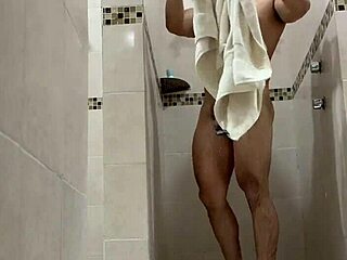 Bodybuilder Mexican solo babe masturbates her muscular small waist body sexy