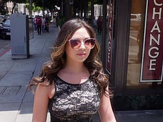 Скарлет Алексис жадува спермата на звездни атлети след дълбоко в гърло яздене