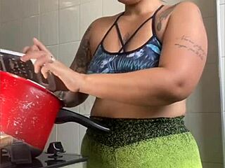 married chick films cooking vids but really flashes her swollen pussy online