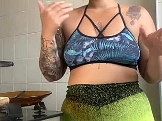 married chick films cooking vids but really flashes her swollen pussy online