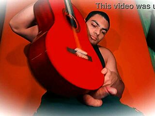 Sexy Bodybuilder Caballero Frotar Monster 18cm Cock Guitar Masturbation Cumshot