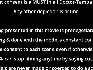 Dr Tampa backstage Rebel Wyatt roztáhne piercingovýma prcama v latex rukavicích ponížení