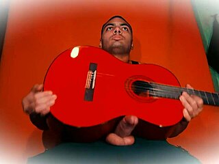 Sexy Bodybuilder Caballero Frotar Monster 18cm Cock Guitar Masturbation Cumshot