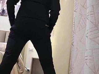 Arrapato screams dirty Italian talk while riding huge cock and pissing