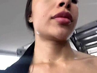 Σέξι λατίνα στάζει δυνατά στο μπάνιο γυμναστηρίου... ο προπονητής την πιάνει σχεδόν! 💦😏