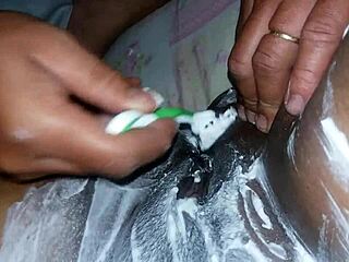 mmm raspando essa buceta carnuda da puta antes de foder gostoso no webcam 😍💦