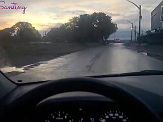 quase pego no flagra chupando pauzão no carro pro corno ver...