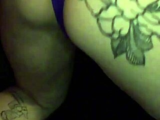 Britská děvka třepe velkou prdelí na pláži v mokrých kalhotkách